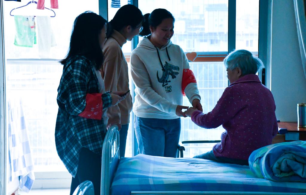 志愿者们为老人按摩