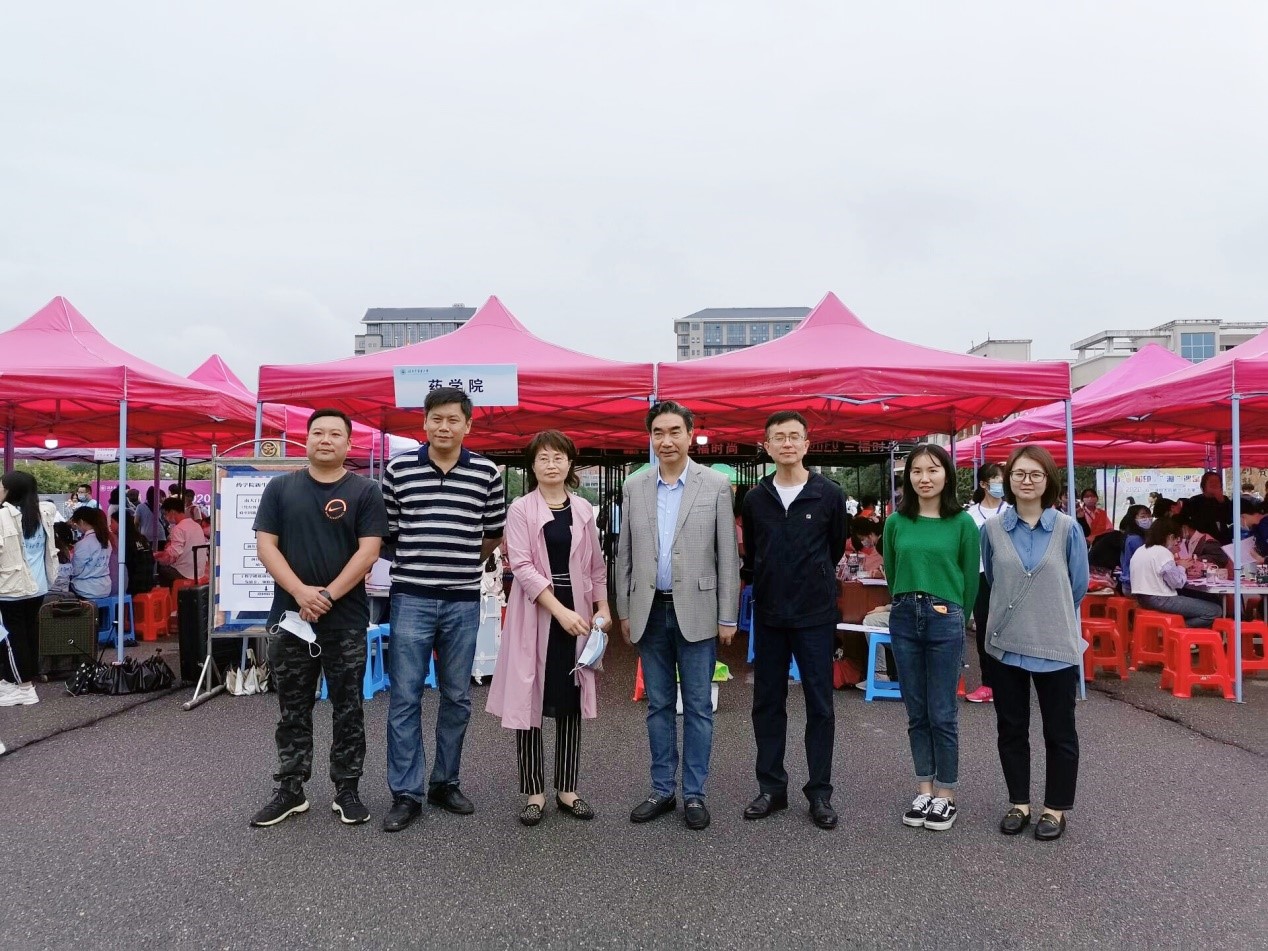 学校领导与学生科老师现场合影
