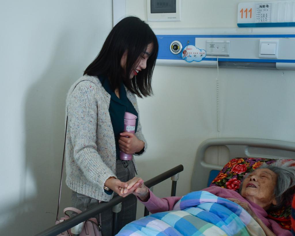 bat365app官网入口登录学生科李晨婷老师与老人聊天