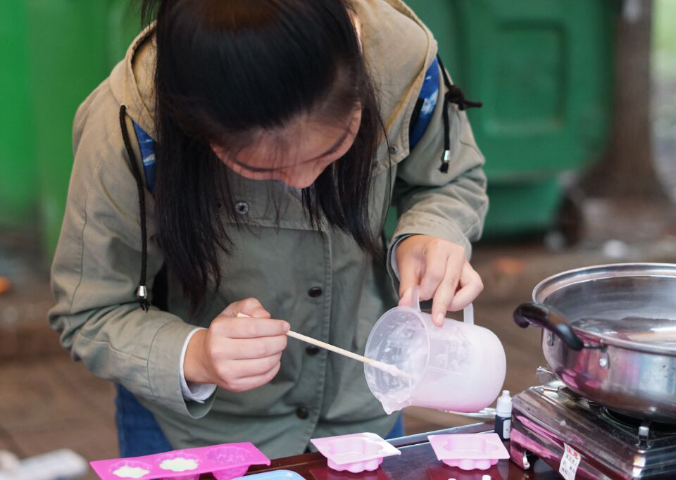 同学现场体验手工皂制作过程