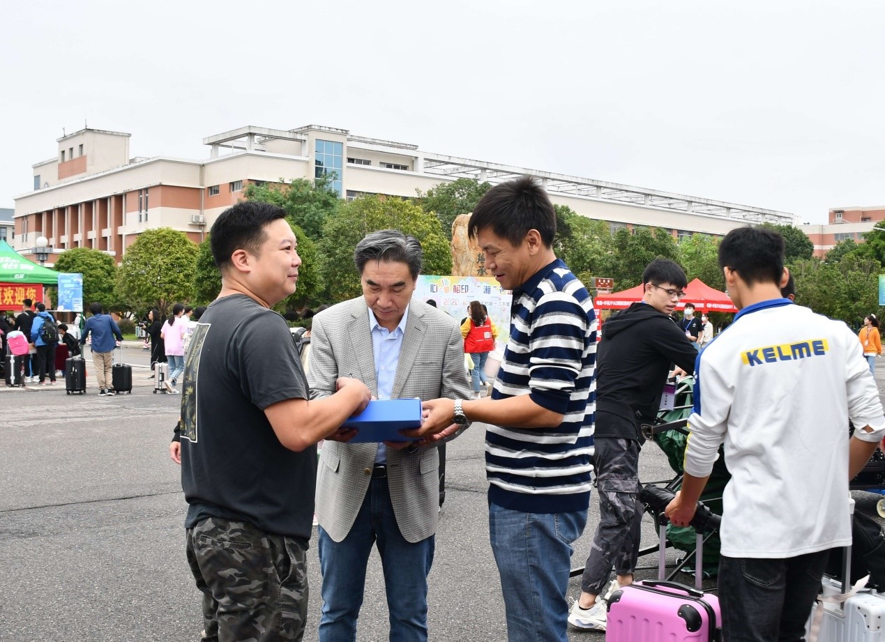 学院领导与学生科老师视察迎新工作