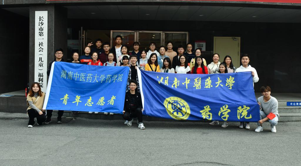 老师及全体志愿者合影留念